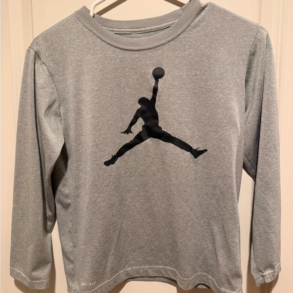 Nike Jordan Boys Gray Dri Fit Long Sleeve Tee sz M 10-12